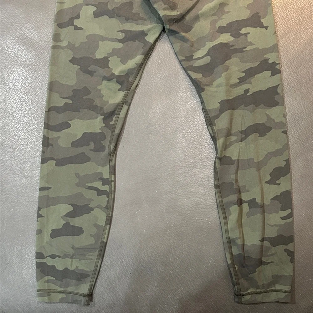 Lululemon Wunder Under High-Rise 25”Legging. Size 6, green camo - Picture 6 of 6